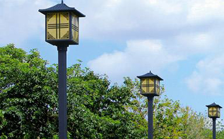 太阳能雄关区庭院灯怎么选亮度与续航更耐用